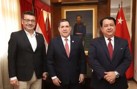 El intendente Carlos Quiñónez (izq), junto a sus padrinos políticos Freddy D'Ecclesiis, gobernador de San Pedro y Horacio Cartes, presidente de la ANR.