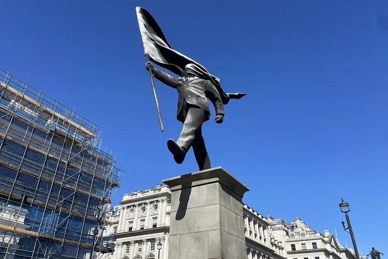 Estatua firmada por Banksy que apareció el jueves 30 de abril en el centro de Londres. EFE
