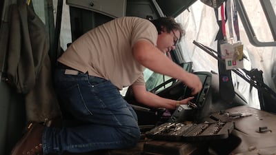 Momento en que un técnico procede a extraer el tacógrafo del bus siniestrado.