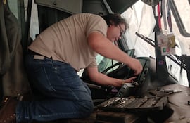 Momento en que un técnico procede a extraer el tacógrafo del bus siniestrado.