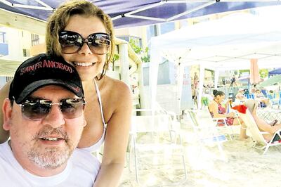 El senador cartista Javier Zacarías Irún y su esposa Sandra McLeod, exintendenta de Ciudad del Este, ambos acusados por varios delitos, en otros tiempos disfrutando en las playas del Brasil.