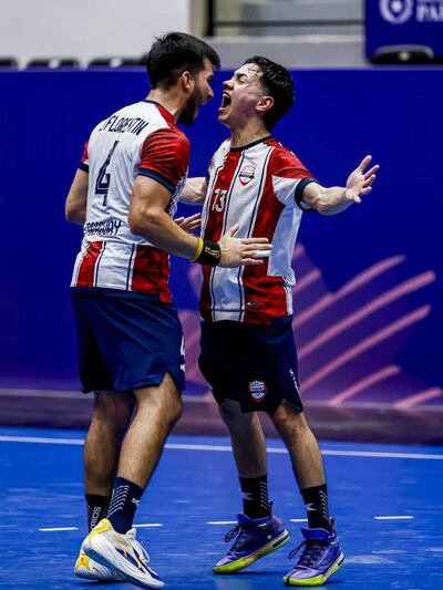 Los guerreros Juan Florentín (4) y Javier Martínez (13) gritan a todo pulmón el pasaporte a las semifinales del los Juegos Asu2025.