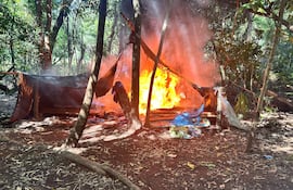 Destrucción de uno de los tres campamentos.