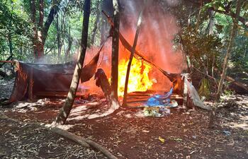 Destrucción de uno de los tres campamentos.