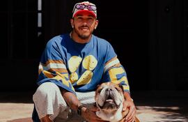 Lewis Hamilton y Roscoe.