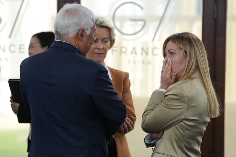 La primera ministra de Italia, Giorgia Meloni (d), junto con la presidenta de la Comisión Europea, Úrsula von der Leyen (c), y el presidente del Consejo Europeo, Antonio Costa (de espalda).