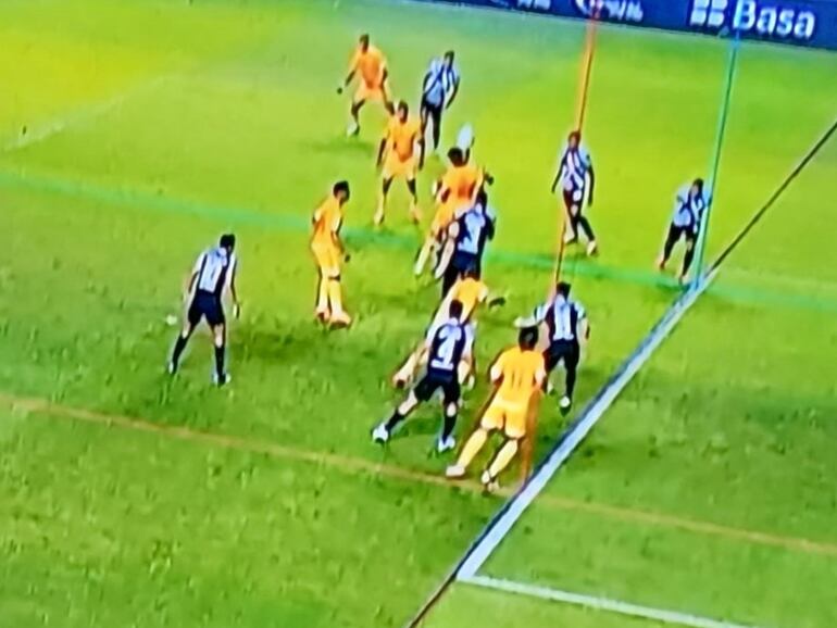 El polémico trazado de líneas en la jugada del gol de Diego Martínez.