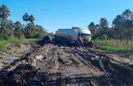 La imagen es de este martes, camiones atrapados en el barro, en el camino que conduce a los distritos de Fuerte Olimpo y Bahìa Negra.