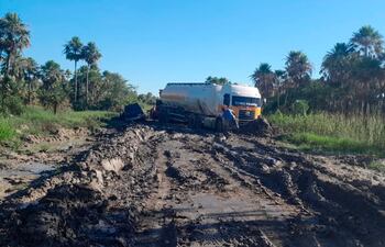 La imagen es de este martes, camiones atrapados en el barro, en el camino que conduce a los distritos de Fuerte Olimpo y Bahìa Negra.