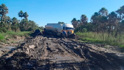 La imagen es de este martes, camiones atrapados en el barro, en el camino que conduce a los distritos de Fuerte Olimpo y Bahìa Negra.