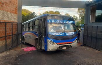 Una joven de 22 años muere al caer debajo de un colectivo de la empresa donde trabajaba.