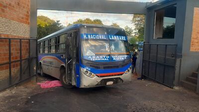 Una joven de 22 años muere al caer debajo de un colectivo de la empresa donde trabajaba.