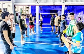 Estas actividades no solo promueven el desarrollo físico, sino también valores fundamentales como la disciplina, el respeto y la cooperación.