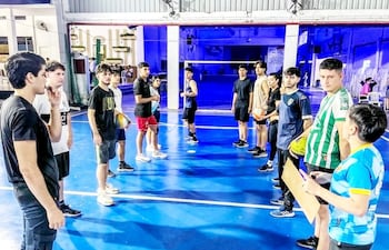 Estas actividades no solo promueven el desarrollo físico, sino también valores fundamentales como la disciplina, el respeto y la cooperación.