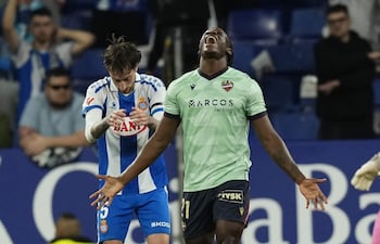 El delantero camerunés del Levante Etta Eyong se lamenta durante el partido de la jornada 32 de LaLiga que RCD Espanyol y Levante UD igularon sin goles este lunes en el RCDE Stadium.