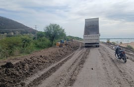 Trabajos de reconstruccion del muro de tierra
