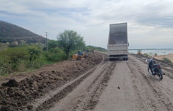 Trabajos de reconstruccion del muro de tierra