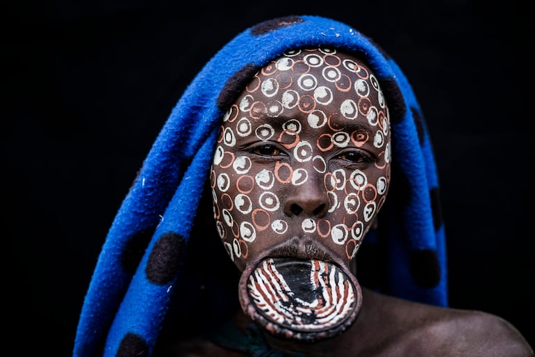 Mujer de la tribu Mursi en Valle de Omo, Etiopía.