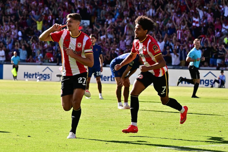 El centrocampista alemán del Brentford Vitaly Janelt celebra tras anotar el primer gol del equipo durante el partido de fútbol de la Premier League inglesa entre el Brentford y el Sunderland en el Estadio Gtech Community en Londres.