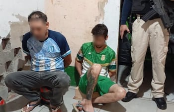 Dos de los detenidos durante el operativo en Ciudad del Este.