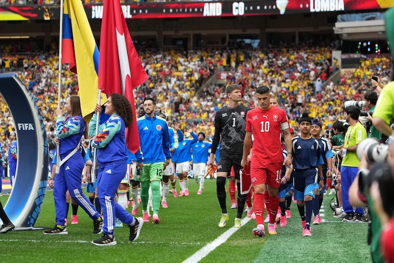 Granit Xhaka de Suiza lidera a sus compañeros de equipo antes del partido de octavos de final de la Copa Mundial de la FIFA 2026 entre Suiza y Colombia, en Vancouver, Canadá.