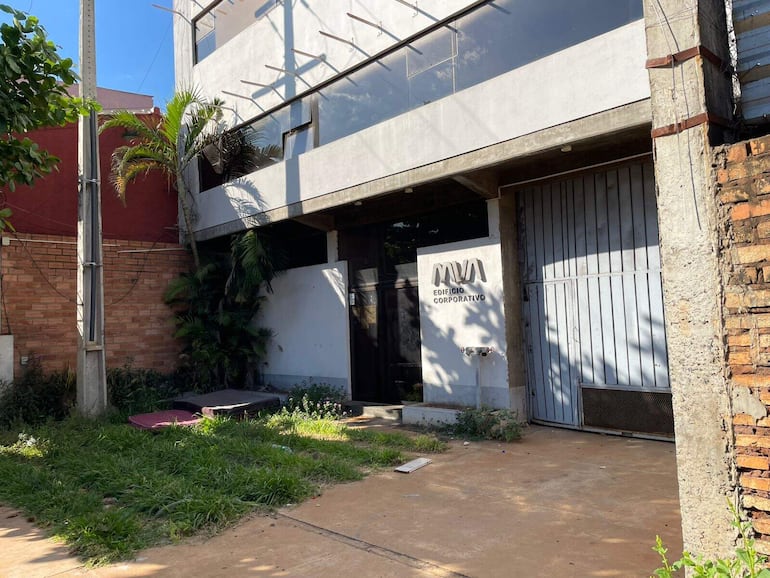 Edificios corporativos abandonados sobre la calle Aztecas. La obra inconclusa obliga a los vecinos y a comerciantes a mudarse.