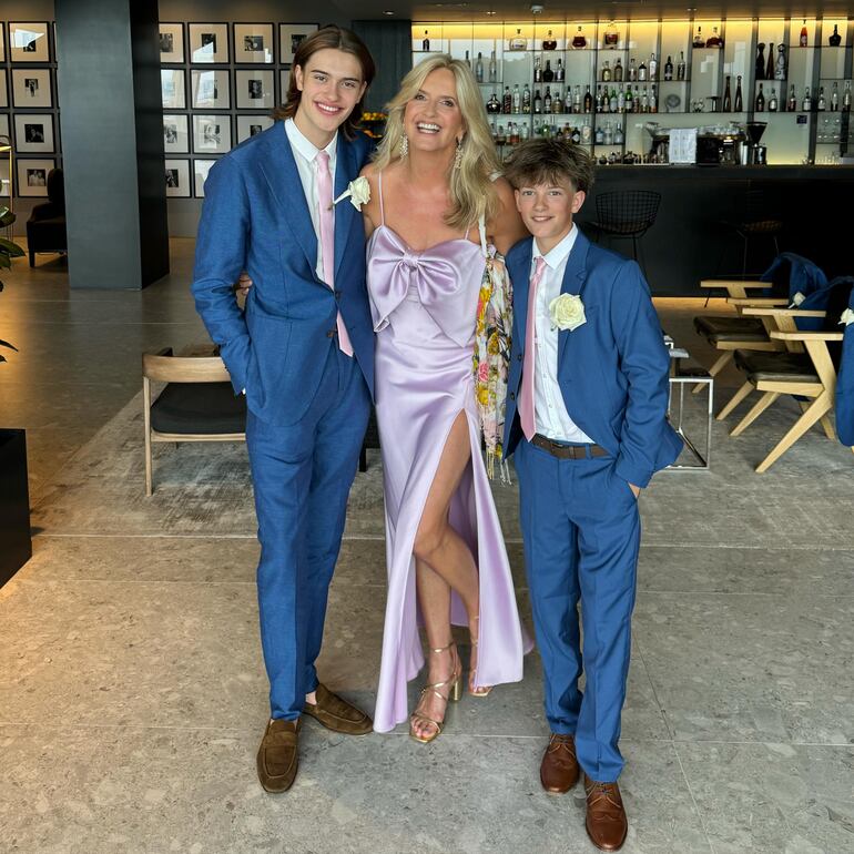 Penny Lancaster, esposa de Rod Stewart, con sus hijos Alastair y Aiden Steward. (Instagram/Penny Lancaster)