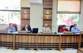 El concejal Hugo Mendoza (segundo de la izquierda) durante su argumentación en sesión ordinaria de la Junta Municipal de Presidente Franco.