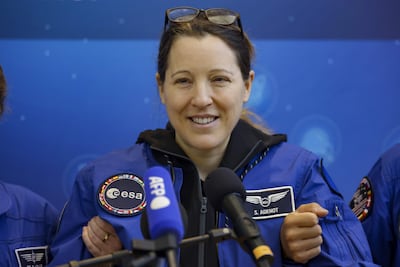 La astronauta de la Agencia Espacial Europea (ESA), Sophie Adenot (centro), de Francia, habla con los medios a su llegada al sector militar del aeropuerto de Colonia-Bonn, en Colonia, Alemania, el 10 de octubre de 2026.