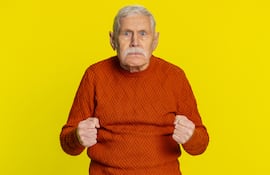 Hombre anciano estresado.