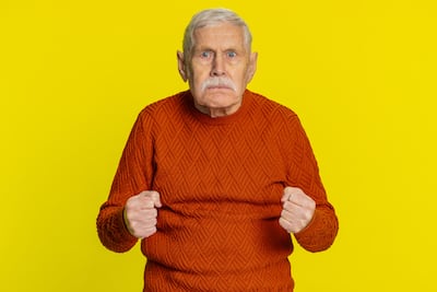 Hombre anciano estresado.