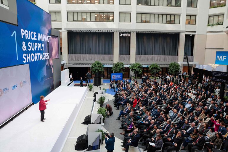 La directora del FMI, Kristalina Georgieva, dirige una conferencia en Washington, DC.
