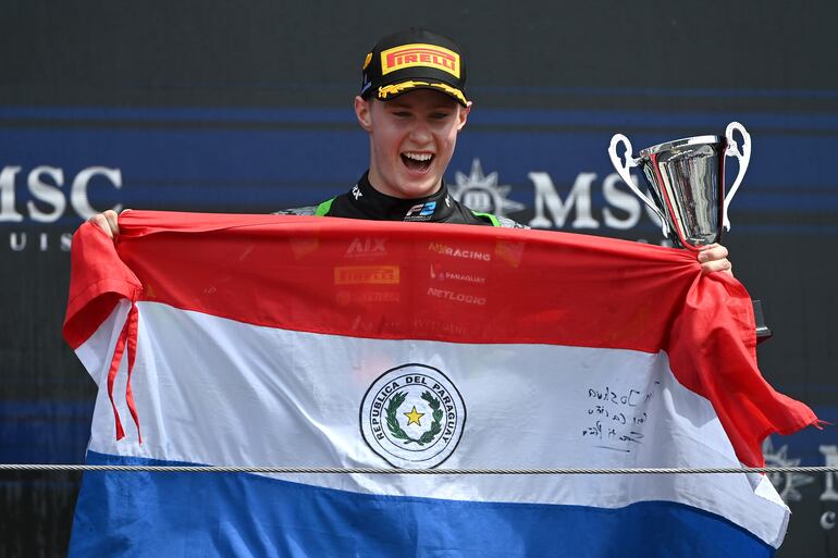 El paraguayo Joshua Duerksen, piloto de PHM AIX Racing, festeja el tercer puesto de la cuarta fecha de la temporada 2024 de la Fórmula 2 de la FIA, en Imola, Italia.