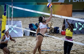 Giuliana Poletti intenta un mate frente a las ecuatorianas ante la mirada de su dupla Michelle Valiente, Paraguay a semifinales.