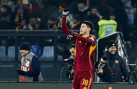 El argentino Matías Soulé celebra el primer gol para su equipo, la Roma, en la goleada ente el Génova por 3-1, que le permitó además escalar a la cuarta posición.