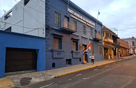 La escribana Norma Diaz de Vivar, notaria del movimiento "Nuevo Liberalismo", en la sede cerrada del PLRA.