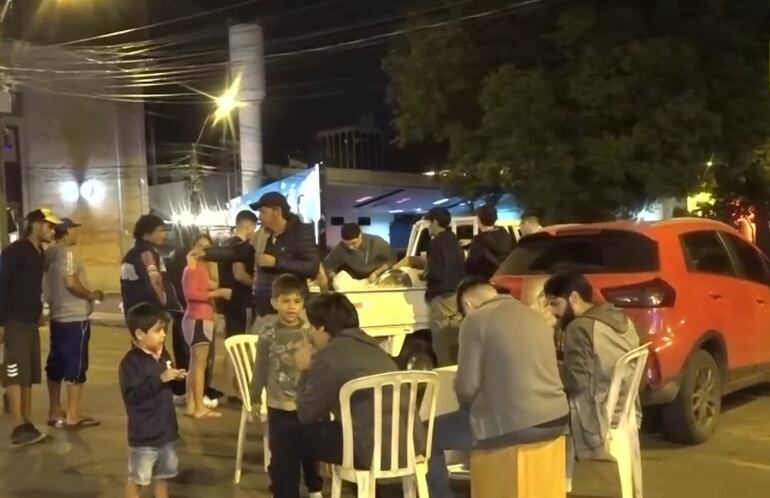 Personas en situación de vulnerabilidad se acercan a recibir un plato de comida, pero también para compartir un momento de esparcimiento.