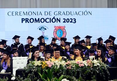 Plantel directivo, docentes y flamantes egresados del Centro Educativo San Sebastián (CESS).