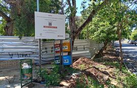 Plaza Naciones Unidas del barrio Mburicaó. Mañana a las 7 de la mañana, la Municipalidad arranca los trabajos de limpieza.