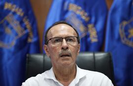 El ministro de Defensa de Paraguay, Óscar González, habla durante una rueda de prensa este martes, en Luque.