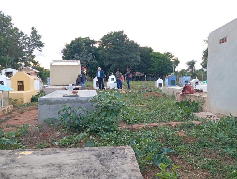 La exhumación del cadáver se realizó en el camposanto de la compañía Ybyraity, en Acahay.