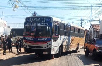 El ómnibus de la línea 15 se frenó en ese lugar tras sentir el impacto de la motocicleta.