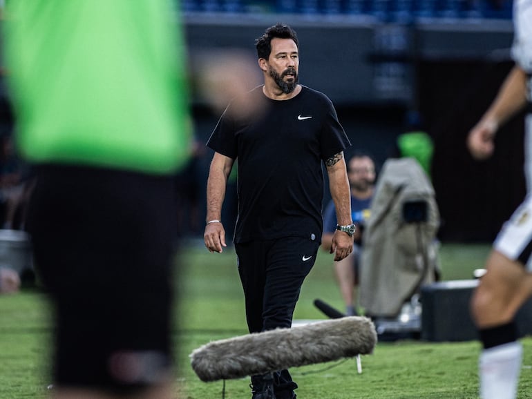 Pablo 'Vitamina' Sánchez, entrenador de Olimpia, durante el partido frente a San Lorenzo por la fecha 9 del torneo Apertura 2026 de la Primera División de Paraguay en el estadio Defensores del Chaco, en Asunción, Paraguay.