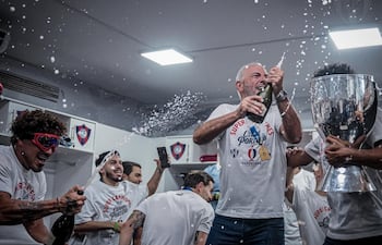 El presidente de Cerro Porteño, Juan José Zapag celebrando la obtención de la Supercopa Paraguay en el vestuario azulgrana.