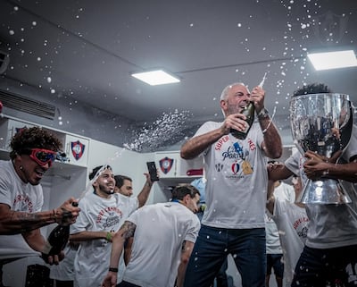 El presidente de Cerro Porteño, Juan José Zapag celebrando la obtención de la Supercopa Paraguay en el vestuario azulgrana.