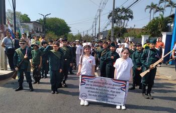 Vestidos de saldados y enfermeras los estudiantes desfilaron en la localidad de San Antonio.
