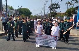 Vestidos de saldados y enfermeras los estudiantes desfilaron en la localidad de San Antonio.
