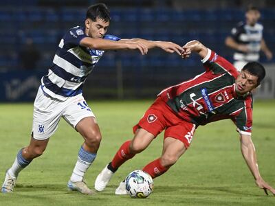 Rodrigo Rojas (d), jugador de Atlético Tembetary, disputa el balón en un partido frente a 2 de Mayo por el fútbol paraguayo en el estadio Luis Alfonso Giagni, en Villa Elisa, Paraguay.