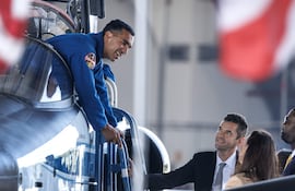 El administrador de la NASA, Jared “Rook” Isaacman, conversa con un piloto de la NASA antes del anuncio de la exposición aeroespacial y espectáculo aéreo MAX POWER, durante una conferencia de prensa en el Centro Espacial Kennedy de la NASA, en Florida, Estados Unidos, el 14 de agosto de 2026.