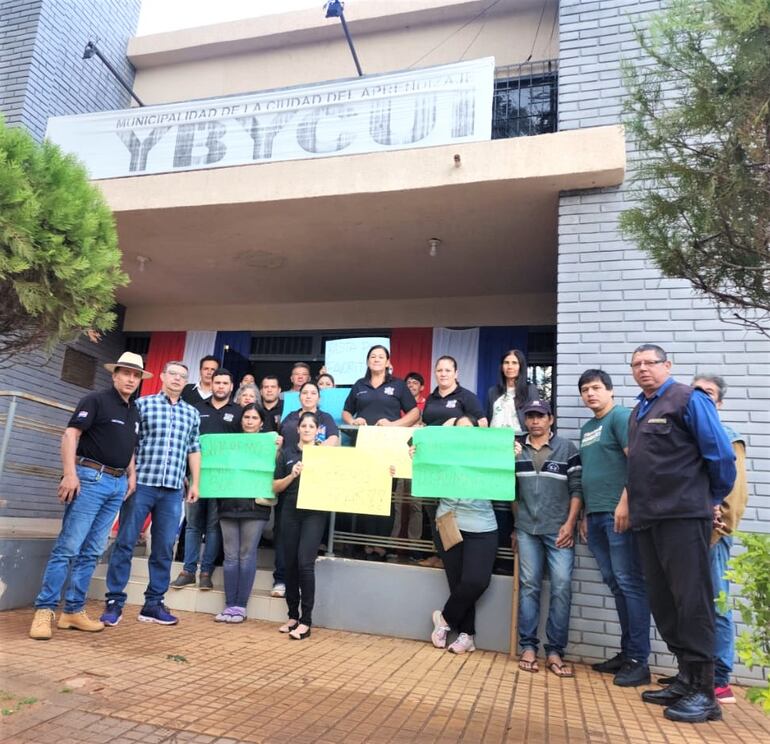 Varios concejales municipales que están también atrasados en el cobro de sus dietas se plegaron a la huelga de los funcionarios.